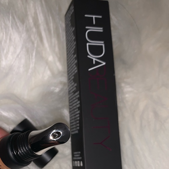 HUDA Beauty Overachiever Concealer - Picture 2 of 3